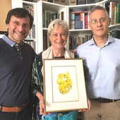 Una delle preziose stampe nelle mani di Clara Pagano insieme al nipote Roberto e a Massimo Umberto Tomalino