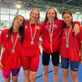 Greta Gabutto e Maddalena Bertelli (la prima e la seconda da destra) con la staffetta del Team Dimensione Nuoto
