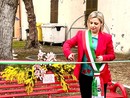 La sindaca Sara Arduino all'inaugurazione della panchina