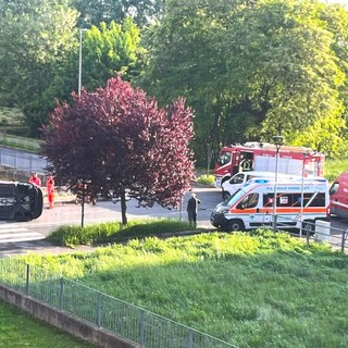 Asti, incidente in via Scotti: dopo scontro auto si ribalta. Intervengono soccorsi, polizia, vigili del fuoco