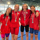 Greta Gabutto e Maddalena Bertelli (la prima e la seconda da destra) con la staffetta del Team Dimensione Nuoto