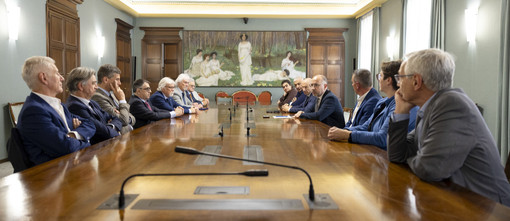 Il tavolo d'incontro Il tavolo d'incontro