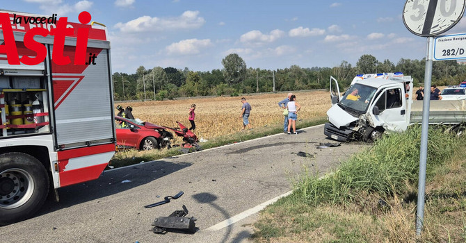 Scontro frontale a Revignano, donna estratta dalle lamiere dai vigili del fuoco