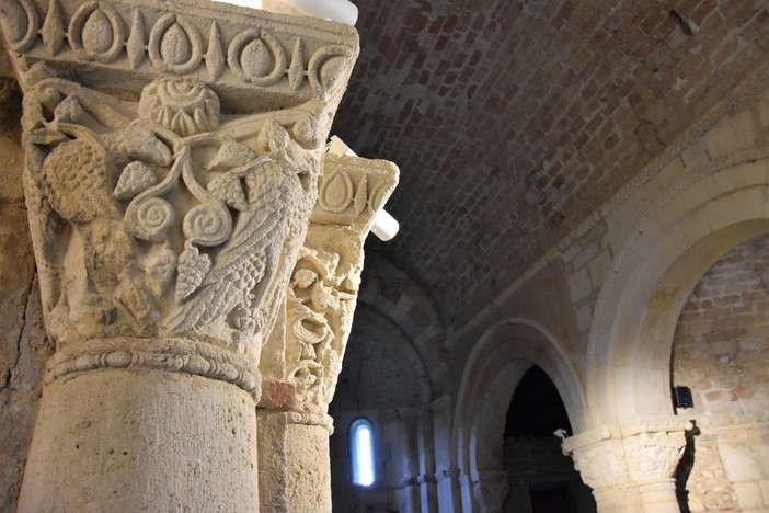 Interno della pieve romanica di San Lorenzo a Montiglio