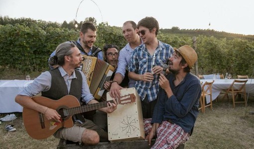 Cerreto d’Asti si veste di rose: torna la festa tra musica, arte e tradizione