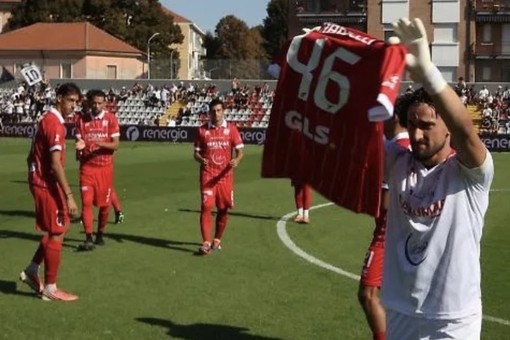 La maglia 46 di Giacomo Ghiardelli, portata dal capitano biancorosso Silvio Brustolin ieri (dal profilo ASD Asti) La maglia 46 di Giacomo Ghiardelli, portata dal capitano biancorosso Silvio Brustolin ieri (dal profilo ASD Asti)
