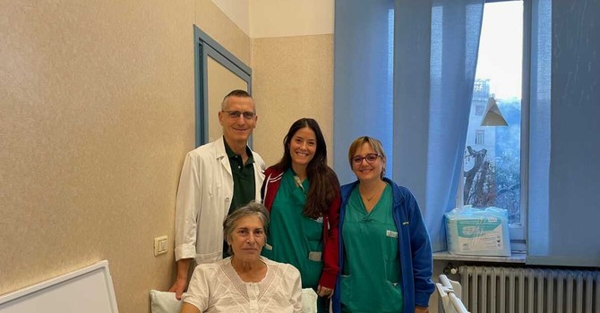 Lo staff dell'ospedale con la paziente