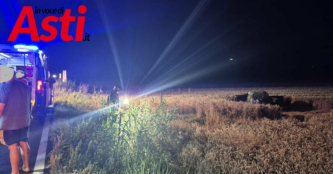 Vigili del fuoco e personale sanitario impegnato sul luogo dell'incidente Vigili del fuoco e personale sanitario impegnato sul luogo dell'incidente