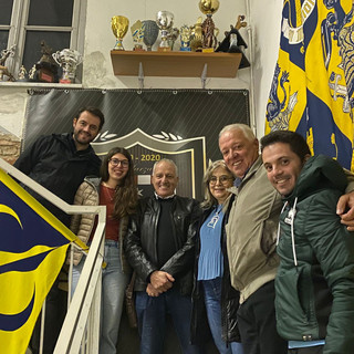 Il nuovo rettore (al centro) circondato dal direttivo Il nuovo rettore (al centro) circondato dal direttivo