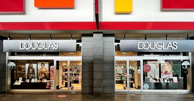 Asti, rapina impropria alla profumeria Douglas del centro commerciale Il Borgo: identificato il presunto autore