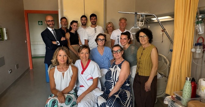 Rita Pujia con i figli Matteo e Lorenzo, la sorella Anna e altri familiari, i volontari dell'Astro ODV Antonio Chies e Paola Gallesio, il direttore generale dell'Asl AT Giovanni Gorgoni, Manuela Cazzulo (coordinatrice infermieristica dell'Oncologia), Roberta Favrin (ufficio stampa e comunicazione Asl AT)