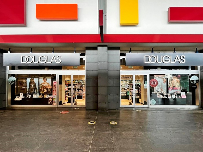 Asti, rapina impropria alla profumeria Douglas del centro commerciale Il Borgo: identificato il presunto autore Asti, rapina impropria alla profumeria Douglas del centro commerciale Il Borgo: identificato il presunto autore