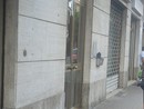Pomeriggio di follia in corso Alessandria: raid vandalico con uno skateboard