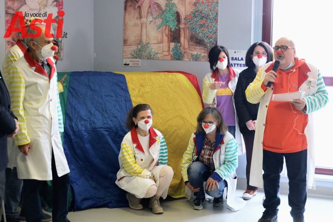 Beppe Pellitteri ultimo a destra, durante la donazione di un pianoforte all'Oncologia di Asti