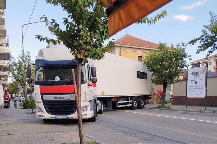 Corso Matteotti bloccato: mezzo pesante in avaria durante la manovra