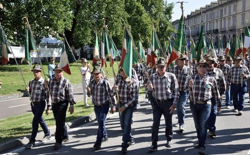 Oltre 15 mila Penne Nere a Pinerolo: anche gli Alpini astigiani al Raduno del Primo Raggruppamento