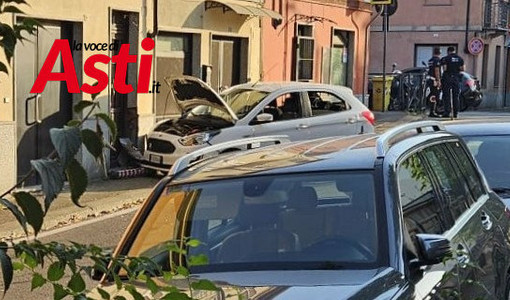 Perde il controllo dell'auto e si schianta contro un portone in viale Pilone