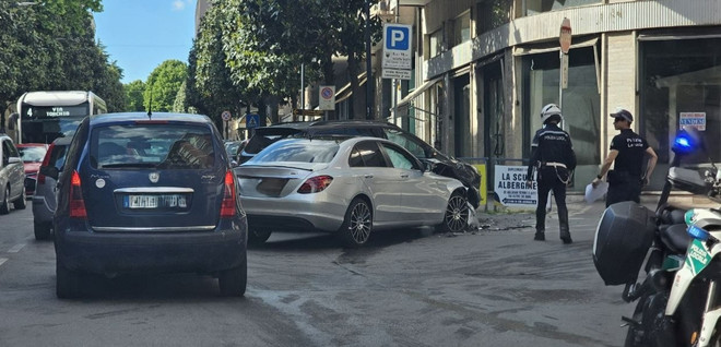 Asti: schianto tra due auto  all'incrocio tra corso Dante e corso Milano: traffico in tilt