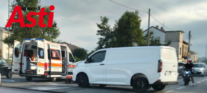Viabilità paralizzata in corso Casale per un incidente tra moto e furgone Viabilità paralizzata in corso Casale per un incidente tra moto e furgone