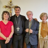 In foto il cardinale Repole a Bra con alcuni volontari del Santuario In foto il cardinale Repole a Bra con alcuni volontari del Santuario