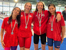 Greta Gabutto e Maddalena Bertelli (la prima e la seconda da destra) con la staffetta del Team Dimensione Nuoto Greta Gabutto e Maddalena Bertelli (la prima e la seconda da destra) con la staffetta del Team Dimensione Nuoto