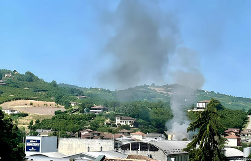 Canelli, intervento dei vigili del fuoco per un incendio su un camion carico di legna Canelli, intervento dei vigili del fuoco per un incendio su un camion carico di legna