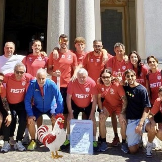 La “delegazione” dei galletti davanti al Santuario di Crea