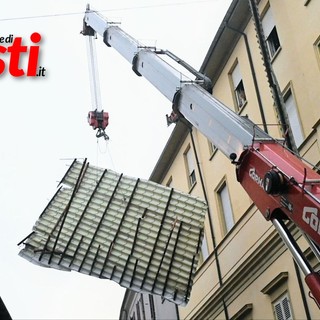Il lungo e delicato Intervento per rimuovere la tettoia divelta dal vento in via XX Settembre