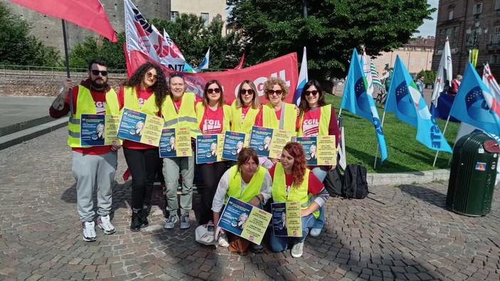 Protesta a Torino dei sindacati per dire no alla privatizzazione di Poste Italiane: &quot; Un danno ai diritti e agli interessi dei cittadini&quot;