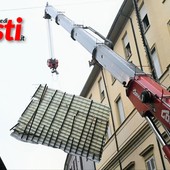 Il lungo e delicato Intervento per rimuovere la tettoia divelta dal vento in via XX Settembre