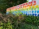 Lo striscione per la pace appeso fuori dalla scuola