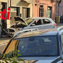 Perde il controllo dell'auto e si schianta contro un portone in viale Pilone