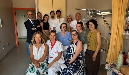 Rita Pujia con i figli Matteo e Lorenzo, la sorella Anna e altri familiari, i volontari dell'Astro ODV Antonio Chies e Paola Gallesio, il direttore generale dell'Asl AT Giovanni Gorgoni, Manuela Cazzulo (coordinatrice infermieristica dell'Oncologia), Roberta Favrin (ufficio stampa e comunicazione Asl AT)
