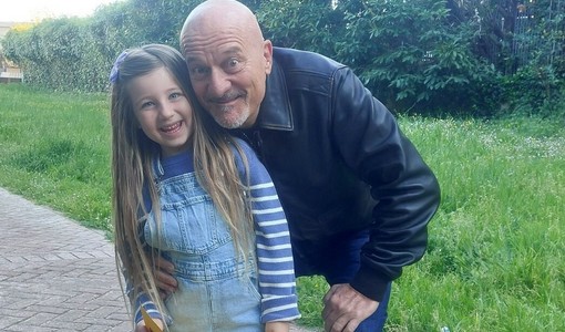 Isabelle sul set con Claudio Bisio (immagine riprodotta, come tutte le restanti dell'articolo, per gentile concessione di Mary Strambè) Isabelle sul set con Claudio Bisio (immagine riprodotta, come tutte le restanti dell'articolo, per gentile concessione di Mary Strambè)