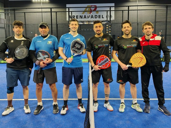 Da sinistra Fasolin, Montalbano, Liuni (F.T.P. Soc. Coop.), Alafleur, Vezzoso (Arena Padel) con Chicco Pellitteri, responsabile padel CSI Asti