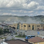 Il fumo conseguente l'incendio appiccato al centro commerciale &quot;Il Castello&quot; di Canelli