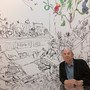 Quentin Blake posa davanti a un'illustrazione del suo studio presso la House of Illustration di King's Cross