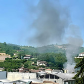 Canelli, intervento dei vigili del fuoco per un incendio su un camion carico di legna