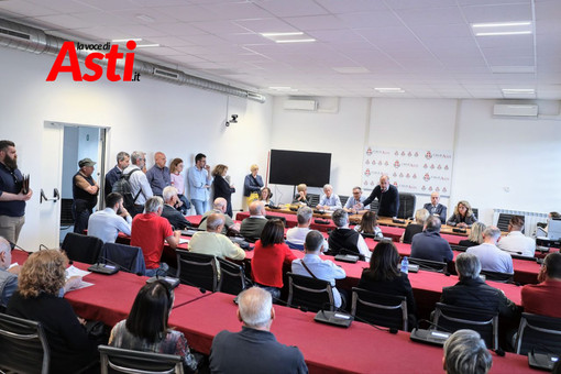 L'immagine fa riferimento all'incontro, risalente al maggio 2025, tra l'Amministrazione comunale e i proprietari degli alloggi di Cascina Volta