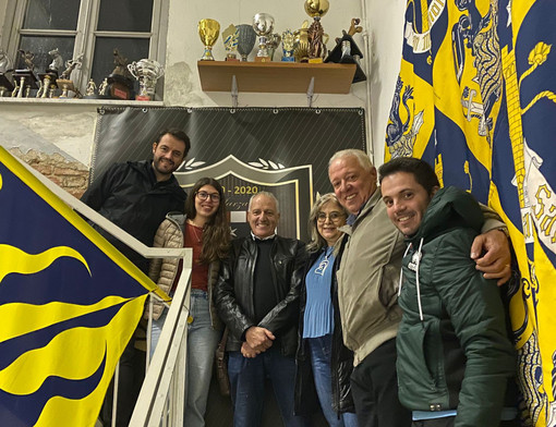 Il nuovo rettore (al centro) circondato dal direttivo Il nuovo rettore (al centro) circondato dal direttivo