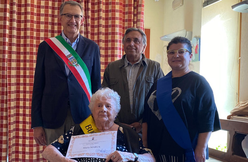 La premiazione della patriarca dell'astigiano a Valfenera con la partecipazione della consigliera delegata della Provincia, Tiziana Gaeta e del sindaco di Valfenera, Sergio Arisio.