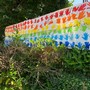 Lo striscione per la pace appeso fuori dalla scuola