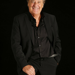 Enzo Iacchetti ospite del Ceriale Summer Festival In piazza della Vittoria presenta il suo ultimo libro