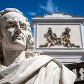 Il busto di Alfieri davanti al suo Palazzo