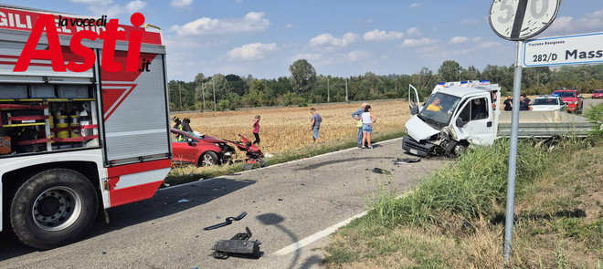 Scontro frontale a Revignano, donna estratta dalle lamiere dai vigili del fuoco Scontro frontale a Revignano, donna estratta dalle lamiere dai vigili del fuoco