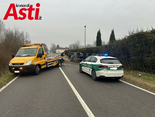 Auto si ribalta in un rettilineo, automobilista illeso
