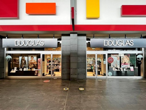 Asti, rapina impropria alla profumeria Douglas del centro commerciale Il Borgo: identificato il presunto autore