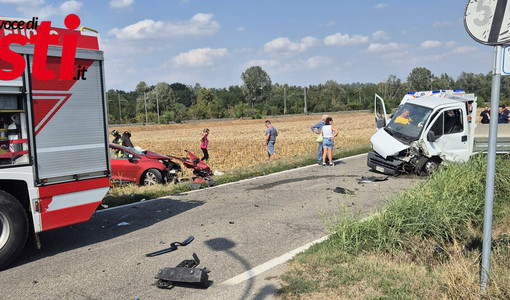 Scontro frontale a Revignano, donna estratta dalle lamiere dai vigili del fuoco