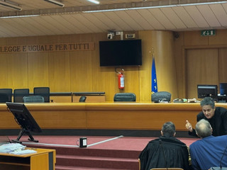 Da sinistra a destra, l'avvocato Stefano Marcolini, di spalle al fianco di Mario Roggero, e il professore e analista processuale Sergio Novani Da sinistra a destra, l'avvocato Stefano Marcolini, di spalle al fianco di Mario Roggero, e il professore e analista processuale Sergio Novani