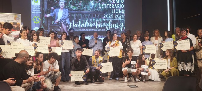Nicola Lagioia e tanti giovani studenti hanno ricevuto il Premio Lions per le loro prefazioni di Carlo Levi e Natalia Ginzburg Nicola Lagioia e tanti giovani studenti hanno ricevuto il Premio Lions per le loro prefazioni di Carlo Levi e Natalia Ginzburg